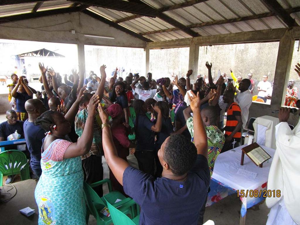 Maria Himmelfahrt wird mit den Gefangenen von Aboisso in der Elfenbeinküste gefeiert